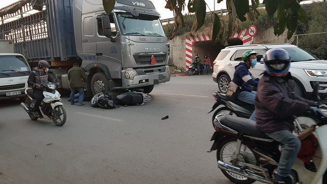 ha noi nguoi phu nu nga vang vao gam xe tai dang chay roi lai chui ra an toan