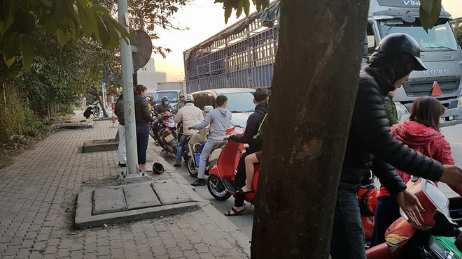 ha noi nguoi phu nu nga vang vao gam xe tai dang chay roi lai chui ra an toan