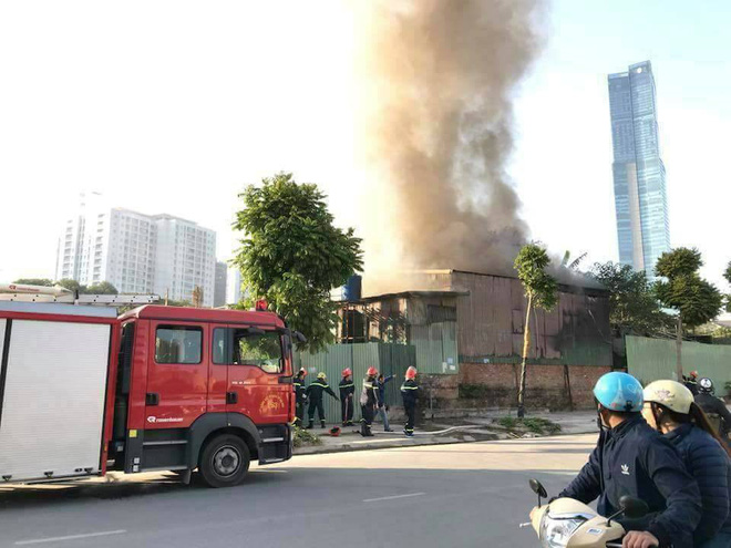 ha noi mac ket trong khu nha lop ton boc chay du doi nguoi dan ong chet thuong tam