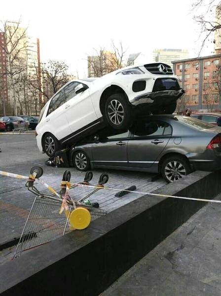 tranh xe may mercedes 7 cho lao thang len noc xe con