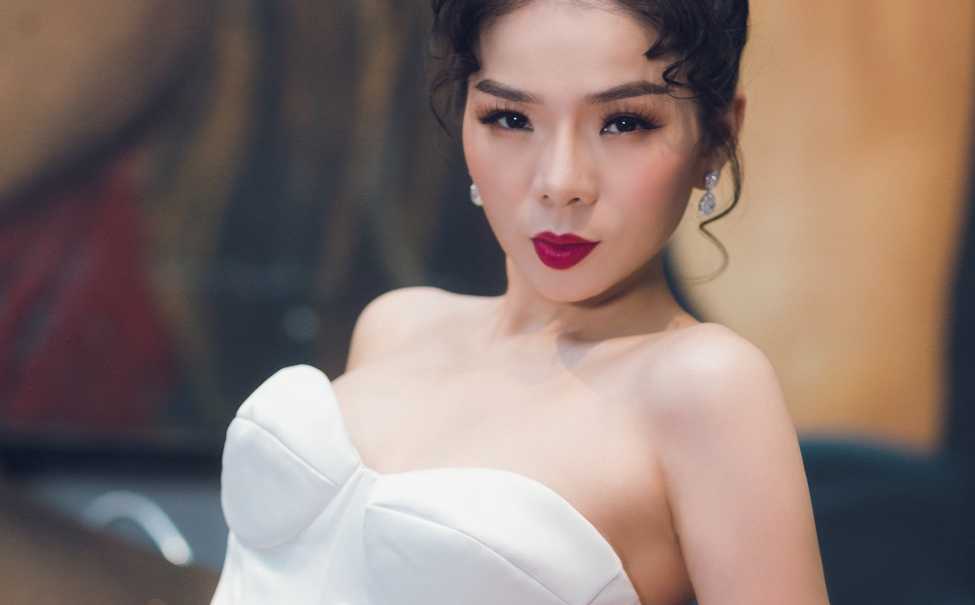Ca sĩ Lệ Quyên xinh đẹp và sexy trong trang phục váy cưới