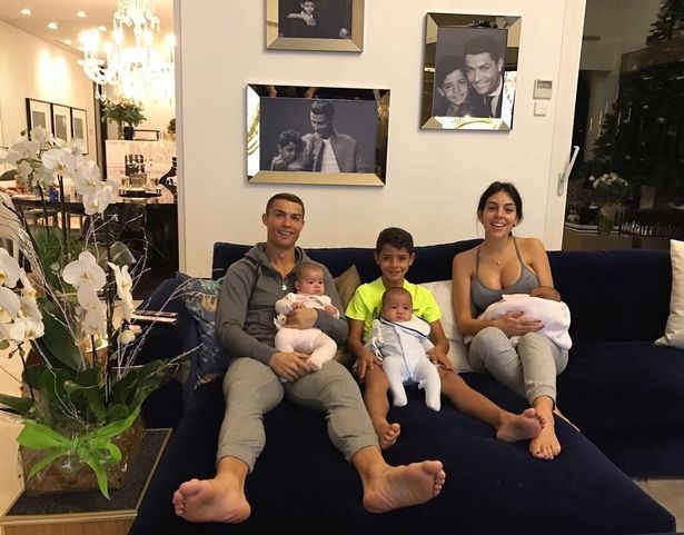 tu buc anh khoe vong mot cua ban gai ronaldo dan mang phat hien 4 chi tiet thu vi