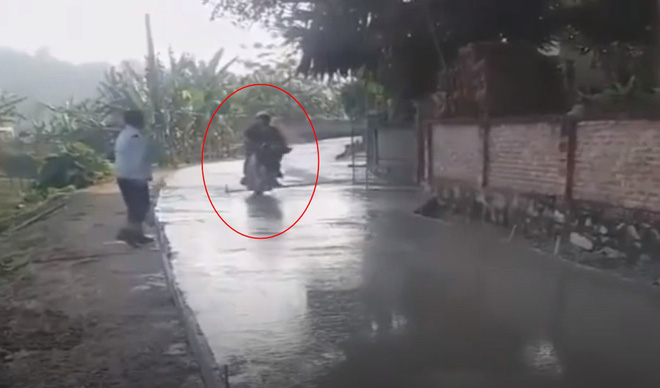 vu nguoi dan ong chay vao duong be tong uot con doi danh nguoi vo dung ra xin loi nhan boi thuong