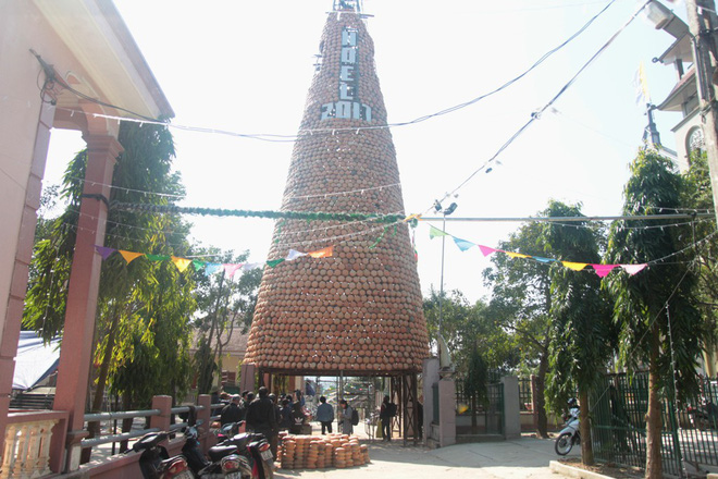 nguoi dan nghe an chung tay dung cay thong noel doc dao bang noi dat nung cao 25m