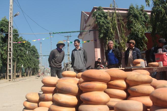 nguoi dan nghe an chung tay dung cay thong noel doc dao bang noi dat nung cao 25m