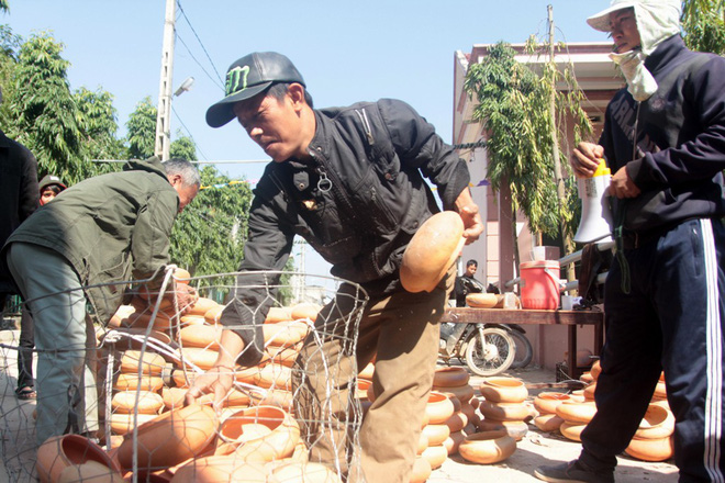 nguoi dan nghe an chung tay dung cay thong noel doc dao bang noi dat nung cao 25m