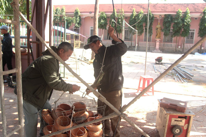 nguoi dan nghe an chung tay dung cay thong noel doc dao bang noi dat nung cao 25m