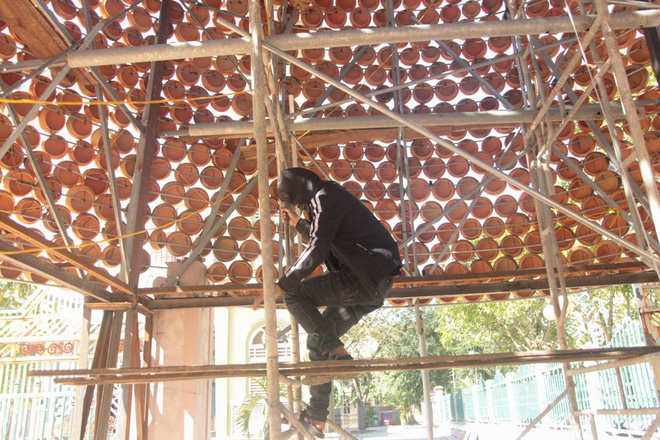 nguoi dan nghe an chung tay dung cay thong noel doc dao bang noi dat nung cao 25m