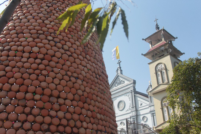 nguoi dan nghe an chung tay dung cay thong noel doc dao bang noi dat nung cao 25m