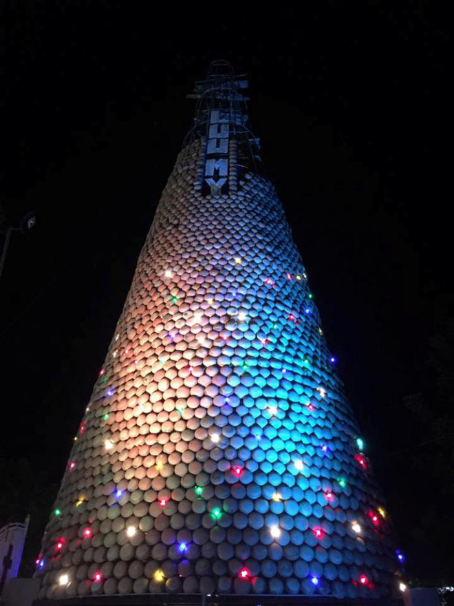 nguoi dan nghe an chung tay dung cay thong noel doc dao bang noi dat nung cao 25m