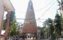 nguoi dan nghe an chung tay dung cay thong noel doc dao bang noi dat nung cao 25m