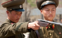 them mot linh trieu tien dao tau sang han quoc hai ben na dan thi uy