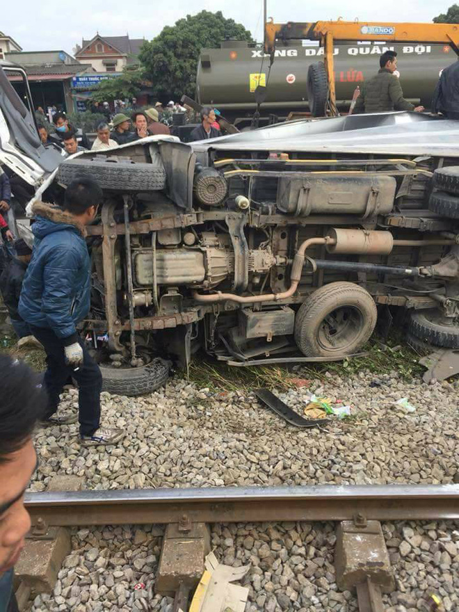 hai duong xe tai co vuot qua duong ray roi bi tau dam tai xe ket cung trong cabin