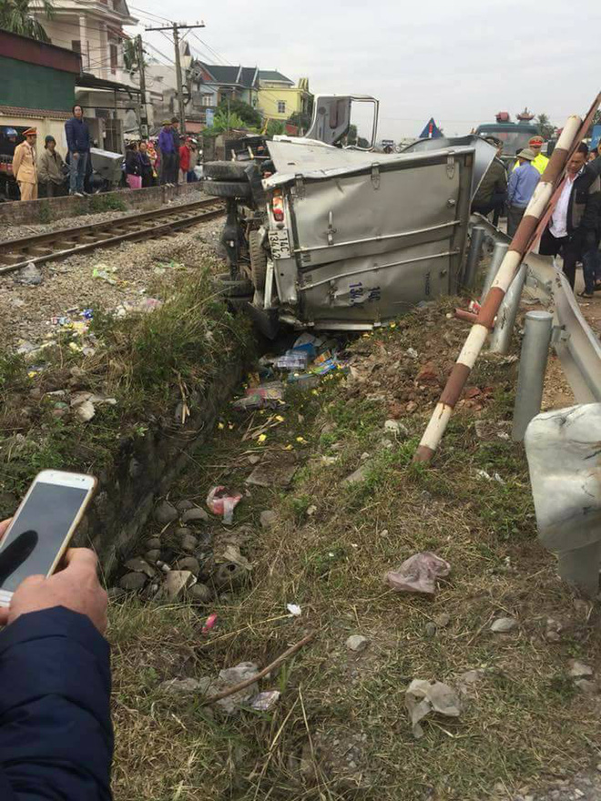 hai duong xe tai co vuot qua duong ray roi bi tau dam tai xe ket cung trong cabin
