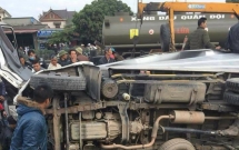 hai duong xe tai co vuot qua duong ray roi bi tau dam tai xe ket cung trong cabin