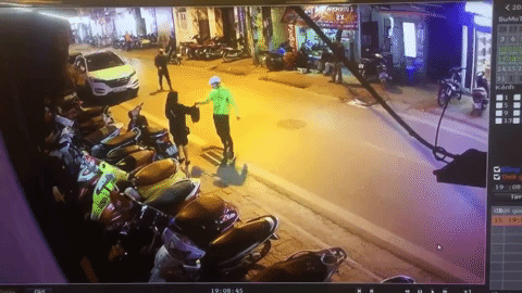 clip gay phan no dang dung cho nhan do co gai ha noi bat ngo bi 2 thanh nien gia lam shipper dam da da man