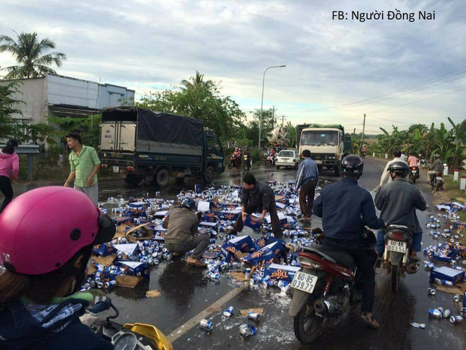 chuyen tu te hang ngan lon bia do ra duong nguoi dan chung tay thu don giup tai xe