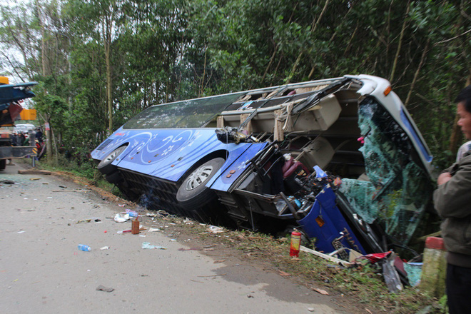 quang nam xe khach huc duoi xe tai cau 2 nguoi tu vong