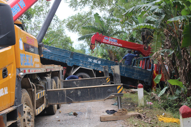 quang nam xe khach huc duoi xe tai cau 2 nguoi tu vong