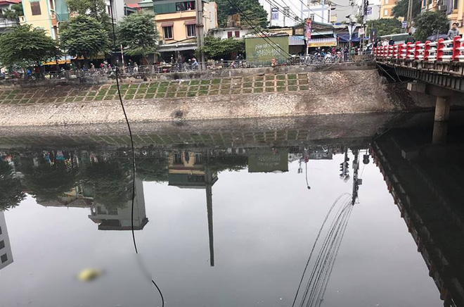 ha noi phat hien thi the nam gioi duoi song to lich vao luc sang som