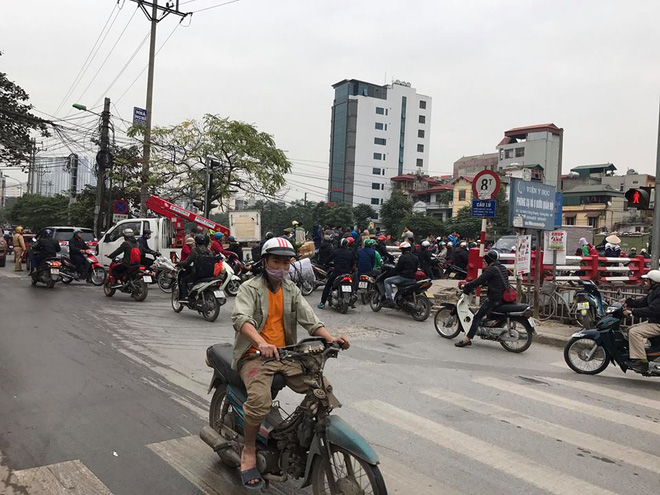 ha noi phat hien thi the nam gioi duoi song to lich vao luc sang som