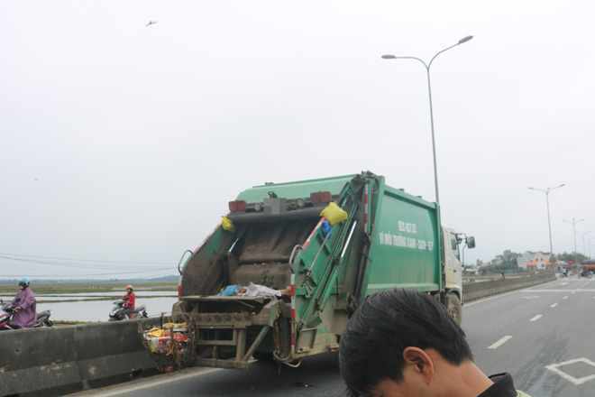 dung sau thung xe rac cong nhan moi truong bi xe tai tong chet thuong tam