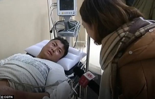 clip khoanh khac tho dien treo lo lung tren cot dien dang bung chay