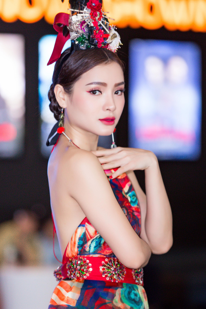 phuong trinh jolie lung tran nong bong chi tien khung tang qua fan