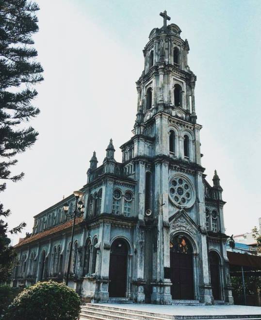 nhung nha tho o ha noi nen den trong le giang sinh