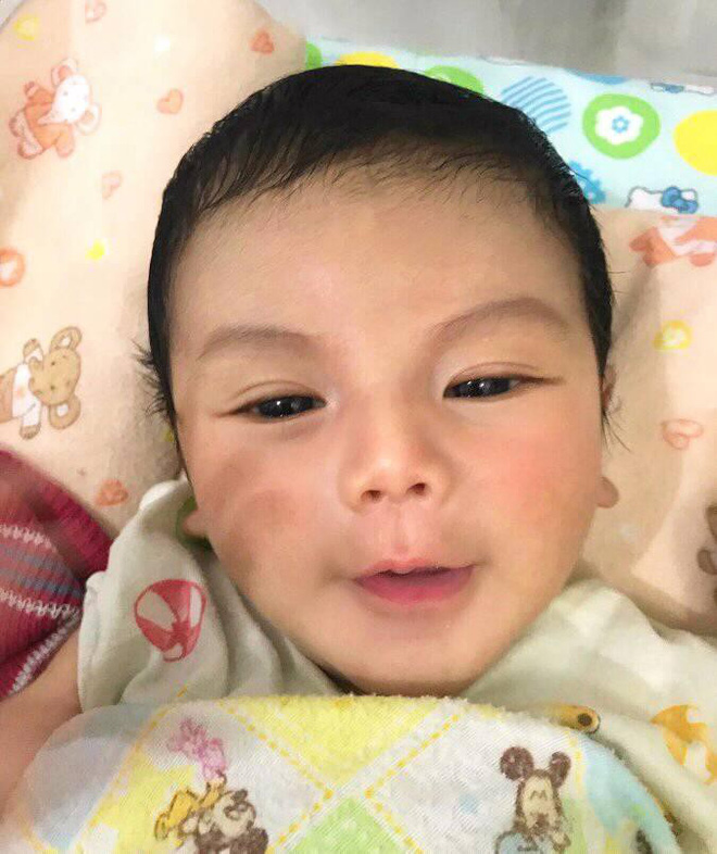 su that dang sau buc anh chang trai be em be noi nhu con tren mang xa hoi