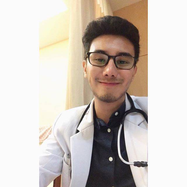 su that dang sau buc anh chang trai be em be noi nhu con tren mang xa hoi