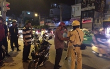 vi pham luat giao thong quat nga chien si cong an roi dua chia khoa cho em trai thao chay