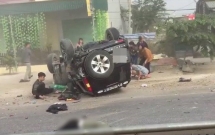 thanh hoa o to 7 cho mat lai dam thang xe may roi lat ngua 2 nguoi vang ra ngoai duong tu vong tai cho