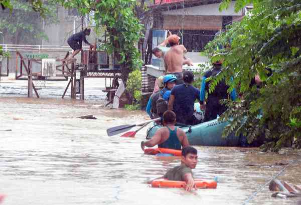 nhung hinh anh dau long sau khi bao tembin can quet philippines hon 100 nguoi thiet mang nhieu nguoi cuon troi ra bien