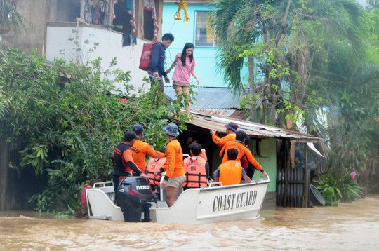 nhung hinh anh dau long sau khi bao tembin can quet philippines hon 100 nguoi thiet mang nhieu nguoi cuon troi ra bien