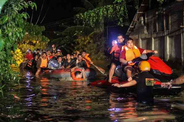 nhung hinh anh dau long sau khi bao tembin can quet philippines hon 100 nguoi thiet mang nhieu nguoi cuon troi ra bien