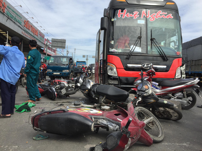 tp hcm xe khach mat lai tong hang loat xe may khien nhieu nguoi bi thuong quoc lo 1 un u