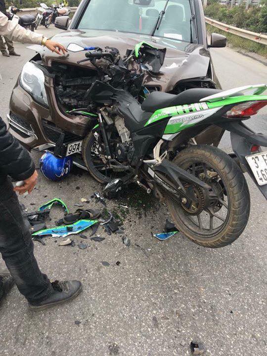 ha noi xe may len loi vao duong nguoc chieu roi dam dinh chat vao dau xe mercedes