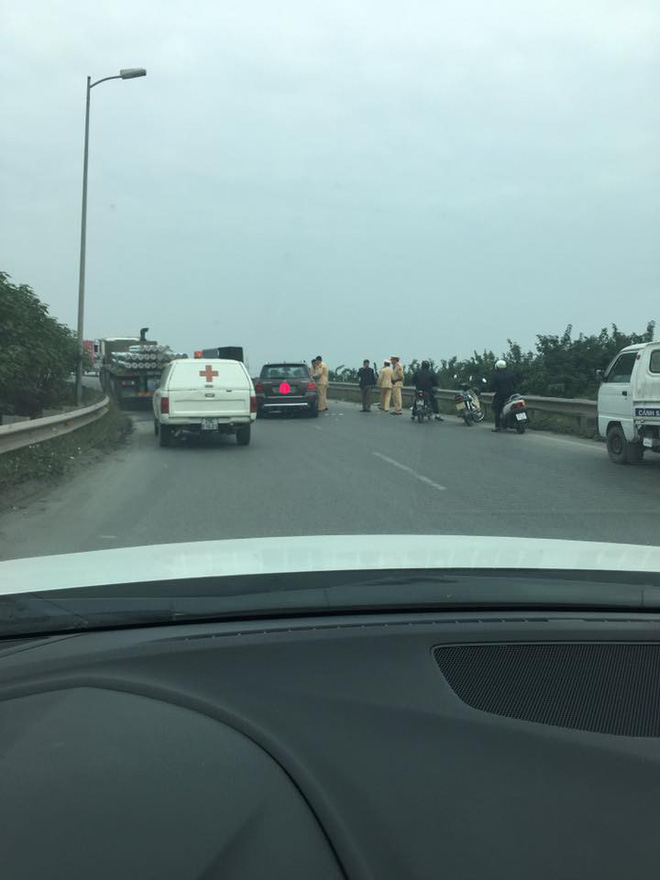 ha noi xe may len loi vao duong nguoc chieu roi dam dinh chat vao dau xe mercedes