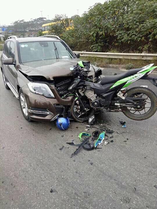 ha noi xe may len loi vao duong nguoc chieu roi dam dinh chat vao dau xe mercedes