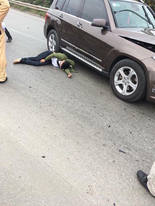 ha noi xe may len loi vao duong nguoc chieu roi dam dinh chat vao dau xe mercedes