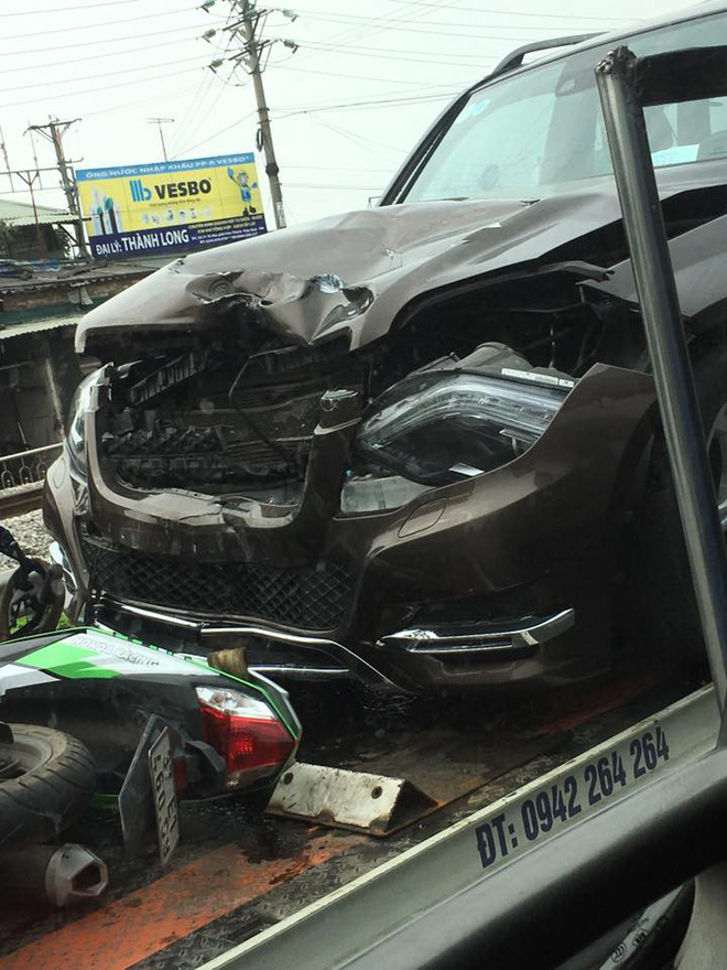 ha noi xe may len loi vao duong nguoc chieu roi dam dinh chat vao dau xe mercedes