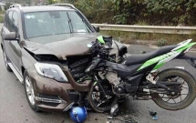 ha noi xe may len loi vao duong nguoc chieu roi dam dinh chat vao dau xe mercedes
