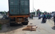 tp hcm container mat thang cuon 2 thanh nien vao gam xe 1 nguoi tu vong tai cho