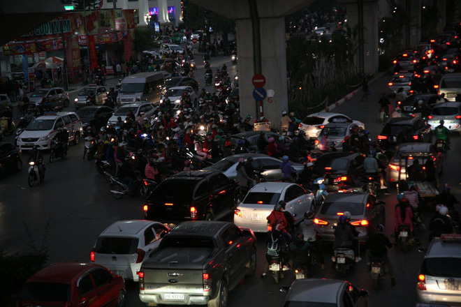 chum anh cac nga duong sai gon va ha noi un tac kinh hoang dem giang sinh