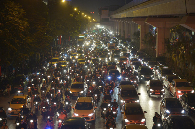 chum anh cac nga duong sai gon va ha noi un tac kinh hoang dem giang sinh