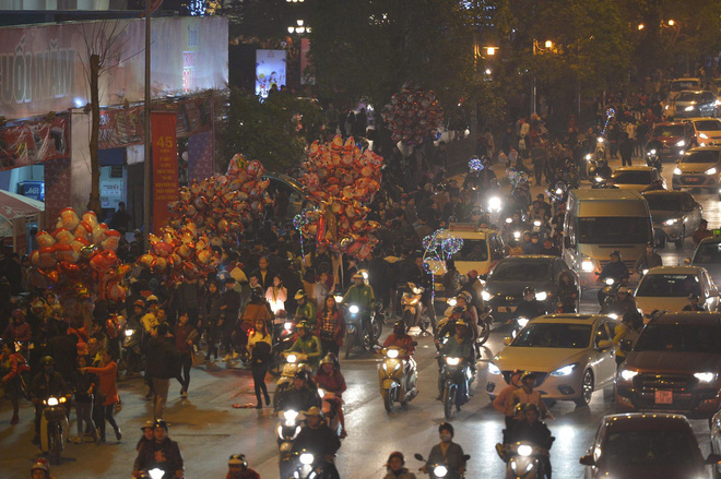 chum anh cac nga duong sai gon va ha noi un tac kinh hoang dem giang sinh