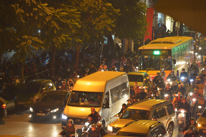 chum anh cac nga duong sai gon va ha noi un tac kinh hoang dem giang sinh