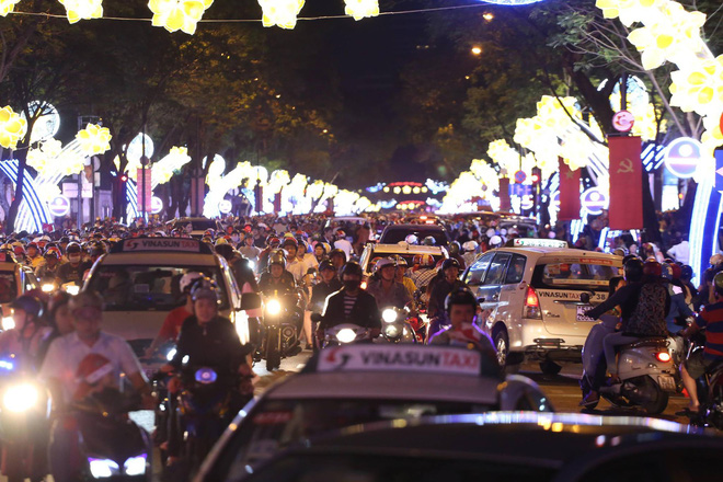 chum anh cac nga duong sai gon va ha noi un tac kinh hoang dem giang sinh