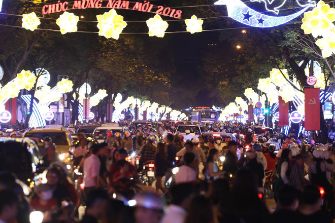 chum anh cac nga duong sai gon va ha noi un tac kinh hoang dem giang sinh